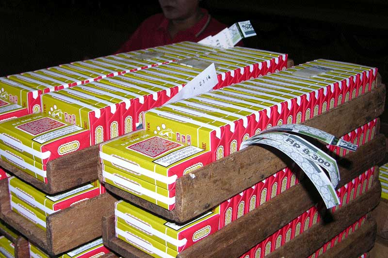 Indonesia Urged to Raise Tobacco Taxes